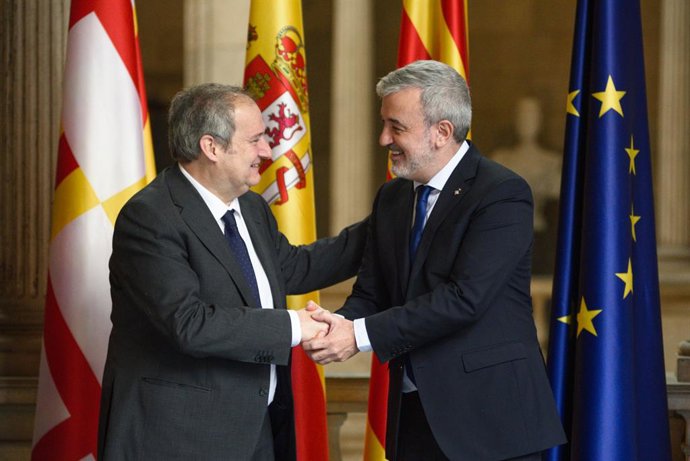 El ministro de Industria y Turismo, Jordi Hereu (i), y el alcalde de Barcelona, Jaume Collboni (d), se saludan a su llegada a una reunión en el Ayuntamiento de Barcelona.