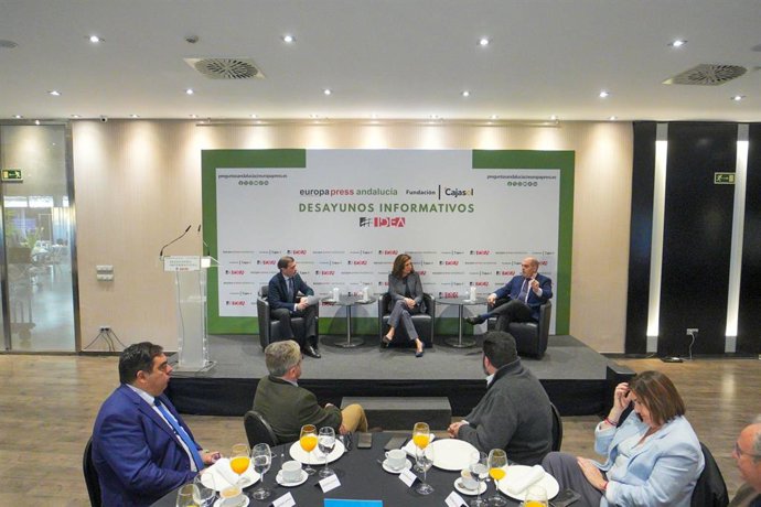 Rocío Blanco (centro), entre Lorenzo Amor (dcha.) y el delegado de Europa Press en Andalucía, Francisco Morón (izda.), durante el desayuno informativo de Europa Press Andalucía.