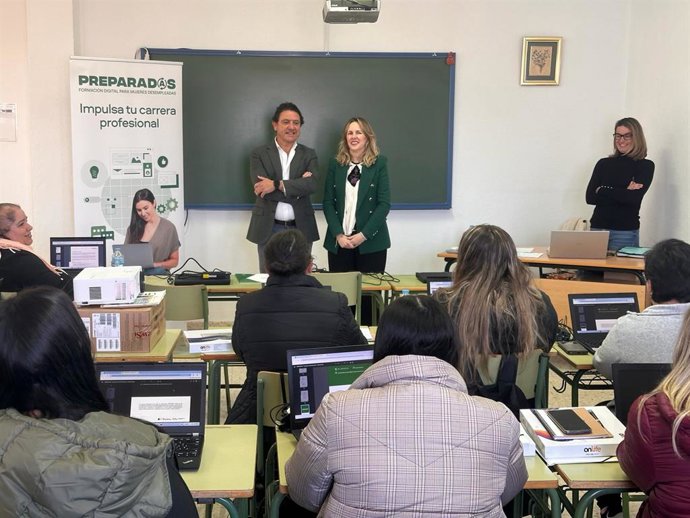 El delegado territorial de Empleo, Empresa y Trabajo Autónomo de la Junta en Cádiz, Daniel Sánchez Román, visita en Prado del Rey a las 62 alumnas del programa 'Preparadas'