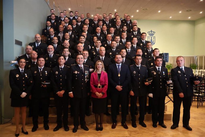 La alcaldesa, Ana Isabel Jiménez, ha destacado "el valor añadido que aportan las personas detrás de la institución", durante la entrega las distinciones a 22 profesionales por el Día de la Policía Local.