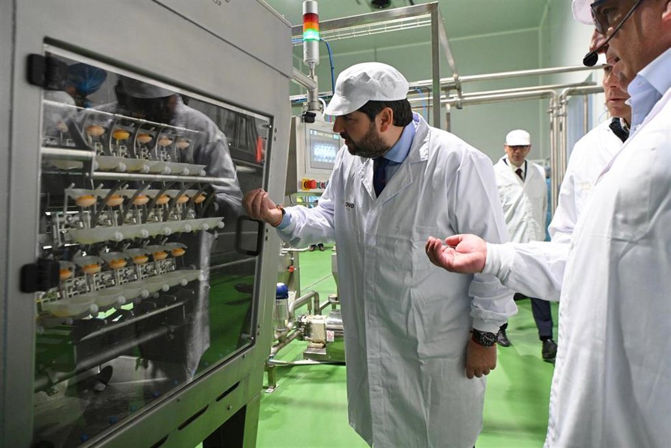 López Miras visitando la nueva planta de procesado de huevos.