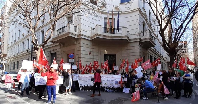 Trabajadoras de la limpieza en huelga se concentran para reclamar sus salarios tras cinco meses sin cobrar