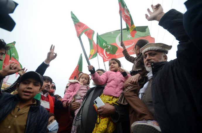 Simpatizantes del PTI durante una marcha en Pakistán
