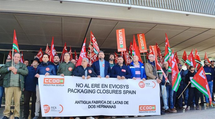 Concentración contra el ERE de Eviosys en Dos Hermanas