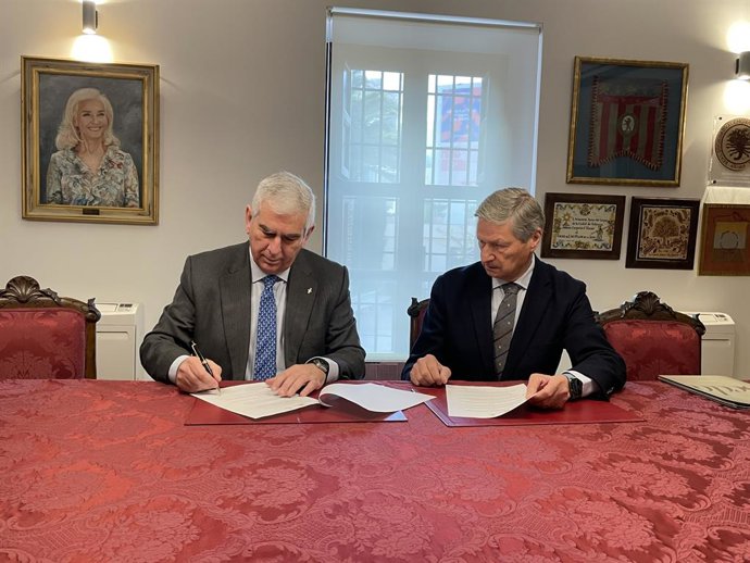 Firma de convenio entre el director general de la centenaria manufacturera, Alejandro Klecker de Elizalde, y el presidente de la Fundación del Colegio de Arte Mayor de la Seda, Vicente Genovés del Olmo.