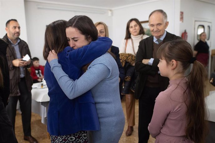 La ministra de Defensa, Margarita Robles (1i), se abraza con una familiar de combatientes ucranianos durante su visita a la Residencia Militar de Acción Social de Descanso 'La Plana'.