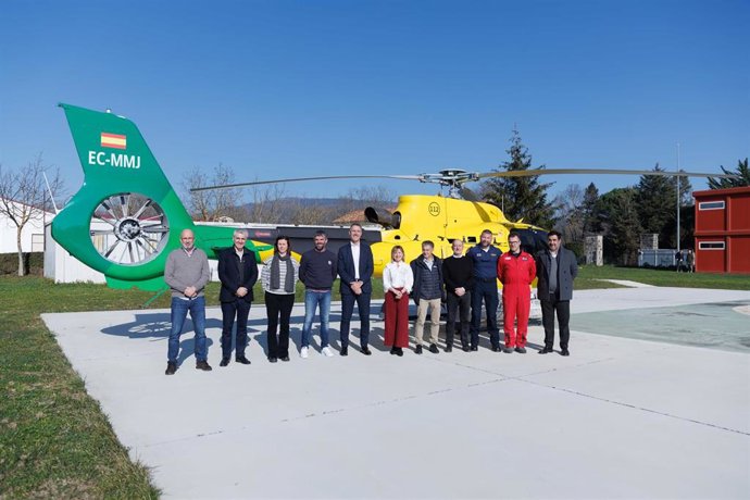 La consejera López y el director general de Interior junto a responsables de Emergencias, de la empresa del helicóptero y pilotos