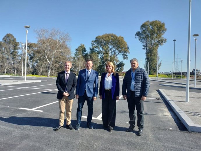 El presidente del Puerto de Huelva, Alberto Santana, y la alcaldesa de Huelva, Pilar Miranda, en su visita al espacio que albergará 139 plazas de aparcamienton en la inmediaciones del Monumento a Colón.