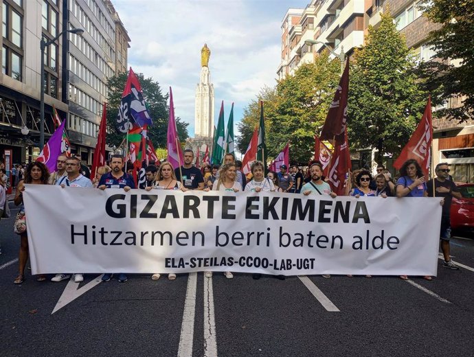 Archivo - Manifestación de sindicatos de la red concertada vasca en Bilbao en huelga por su convenio