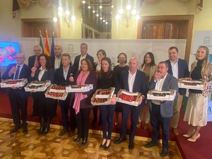 La consejera de Agricultura de la Junta de Andalucía, Carmen Crespo, apoya la IGP Tomate La Cañada.