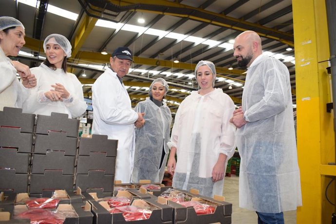 Parlamentarios de Vox visitan la cooperativa Ejidomar, en El Ejido (Almería)