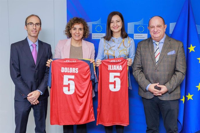Carmelo Paniagua (dcha) junto a la comisaria de Educación y Juventud de la Unión Europea, Iliana Ivanova, y Dolors Montserrat