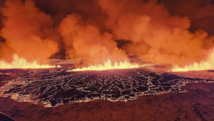 Archivo - December 19, 2023, Grindavik, Iceland: Lava spews from the erupting Fagradalsfjall volcano on the Reykjanes peninsula of south-west Iceland, December 19, 2023 near Grindavik, Iceland. The last volcanic eruption in the Reykjanes Peninsula was 8