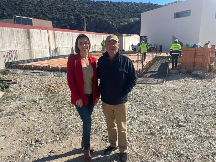 La delegada territorial de Justicia, Administración Local y Función Pública, Teresa Pardo, ha visitado junto al alcalde de Benaoján, Guillermo Becerra, las calles de la localidad en las que el Consistorio ha ejecutado mejoras a través del PFEA.
