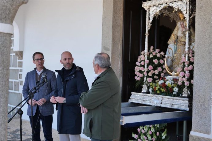 El delegado Turismo, Cultura y Deporte de la Junta en Córdoba, Eduardo Lucena (centro), junto a una de las vírgenes.