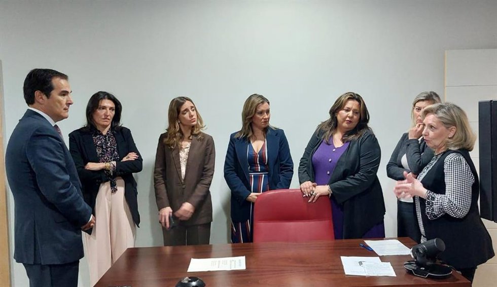 Nieto (izda.) y Amo (3 dcha.), en la visita a los juzgados de Montoro.