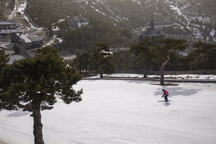 Archivo - Vista general de una de las pistas de la estación de esquí de Navacerrada, en Madrid (España), a 5 de marzo de 2021. 