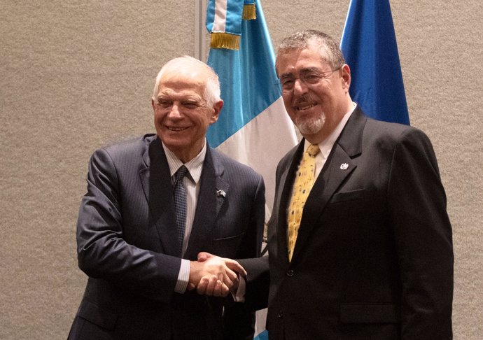 El presidente de Guatemala, Bernardo Arévalo, y el Alto Representante de Política de Exterior de la UE, Josep Borrell, en la jornada de investidura