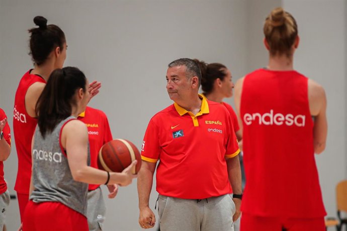 Archivo - El seleccionador nacional femenino de baloncesto Miguel Méndez durante un entrenamiento del comnbinado nacional