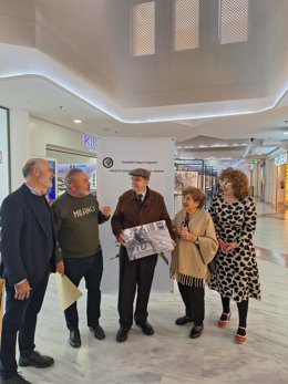 La concejala de Cultura e Industrias Creativas, Pepa Pacheco, el gerente del centro comercial, Pablo Vivancos, y el presidente de la Asociación de Amigos Fotógrafos (AAF), José María Cantero, junto a dos de los protagonistas de la muestra.