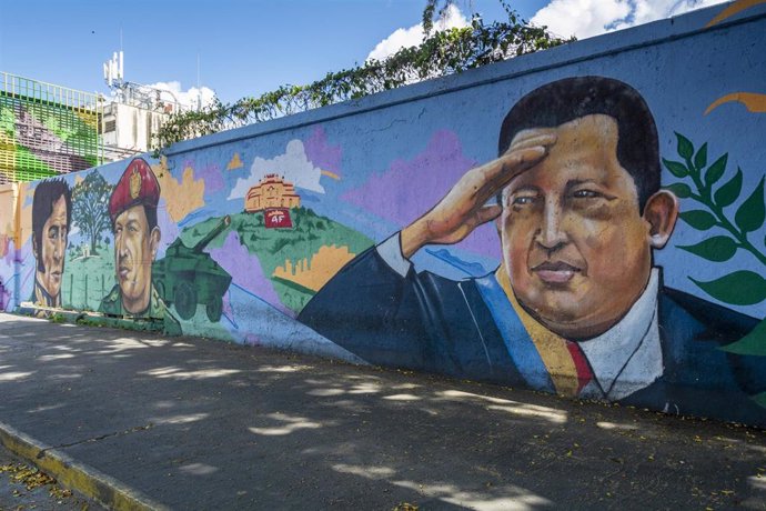 Archivo - Mural en homenaje a Hugo Chávez en Caracas, Venezuela