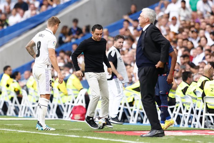 Archivo - Xavi Hernandez, head coach of FC Barcelona, gestures during the spanish league, La Liga Santander, football match played between Real Madrid and FC Barcelona at Santiago Bernabeu stadium on October 16, 2022, in Madrid, Spain.