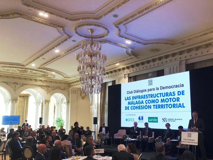 El presidente de la Diputación de Málaga, Francisco Salado, el foro informativo 'Las infraestructuras de Málaga como motor de cohesión territorial'.