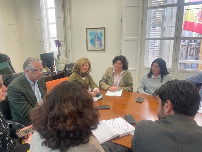 Isabel Paredes con la alcaldesa de Sanlúcar.