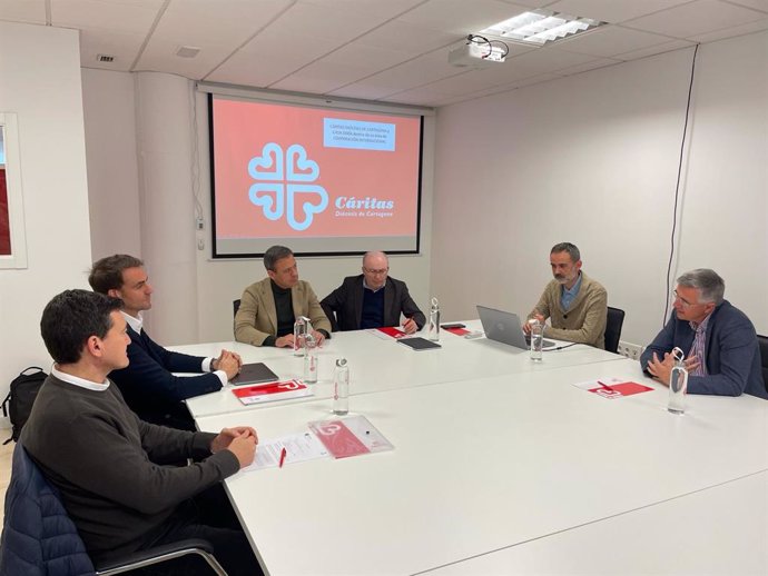 Imagen de la reunión, con el consejero de Presidencia, Portavocía y Acción Exterior, Marcos Ortuño, el director de Cáritas, José Antonio Planes, y el director general de Acción Exterior y Cooperación, Juan José Almela