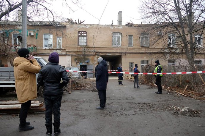 25 January 2024, Ukraine, Odesa: People inspect the damage caused by the falling debris of downed Russian drones in Odesa. Photo: -/Ukrinform/dpa