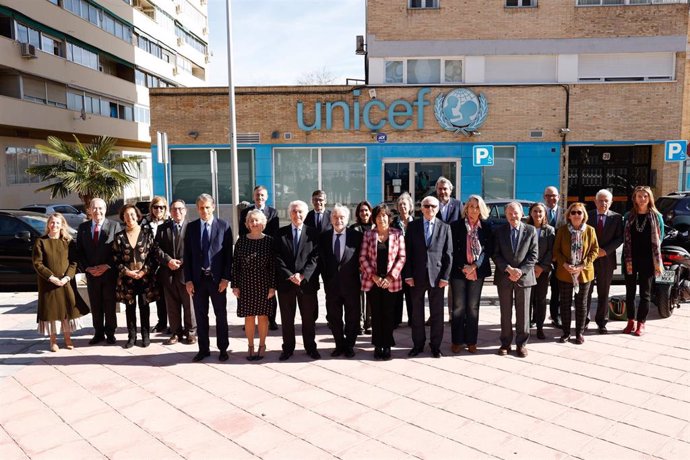 Miembros de la Junta Directiva de Unicef España junto con los nuevos presidentes autonómicos. Ignacio Calviño octavo por la derecha en la fila de atrás