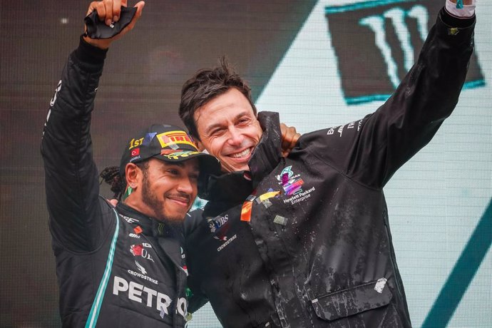 Archivo - Hamilton y Wolff celebran una victoria de Mercedes.