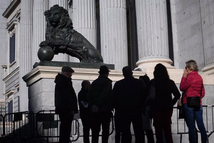 Vista de uno de los leones del Congreso de los Diputados, a 24 de enero de 2024, en Madrid (España).