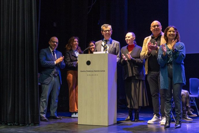 El concejal de Cultura y Turismo del Ayuntamiento de Granada, Juan Ramón Ferreira, interviene durante la final de 'Los pequeños gigantes de la lectura’