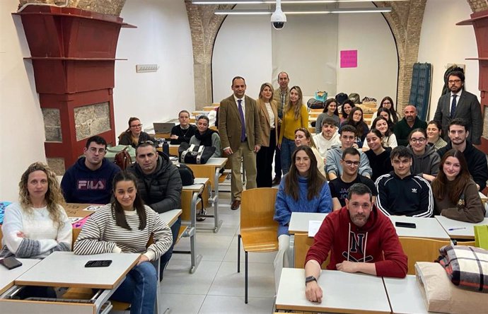 El director general de Universidades e Investigación, Antonio Caballero, junto con la vicerrectora de Ciencias de la Salud de la Universidad de Murcia, Paloma Sobrado; la alcaldesa de Cartagena, Noelia Arroyo, y alumnos de la EUE de Cartagena