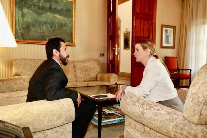 La presidenta del Govern, Marga Prohens, y el cónsul del Ecuador en Baleares, Julio César Lalama