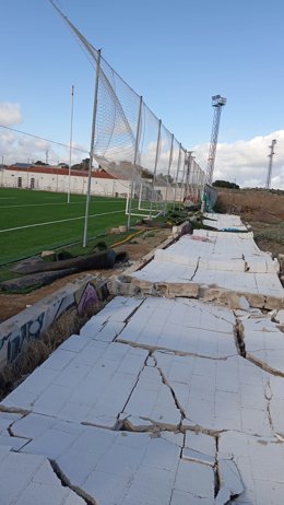 Muro derrumbado en el campo de Las Lagunillas.