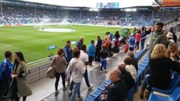 Aficionados en el campo de fútbol de Mendizorroza