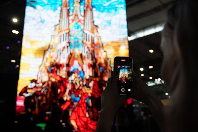 Una persona hace una foto con el móvil, durante la exposición del Integrated Systems Europe (ISE), en la Fira de Barcelona