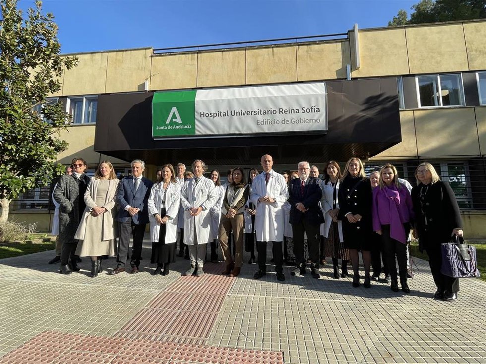 Foto de familia con motivo del Día Mundial contra el Cáncer.