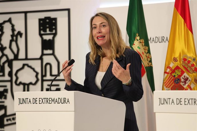 La presidenta de la Junta, María Guardiola, en rueda de prensa tras reunirse con el ministro de Economía, Carlos Cuerpo