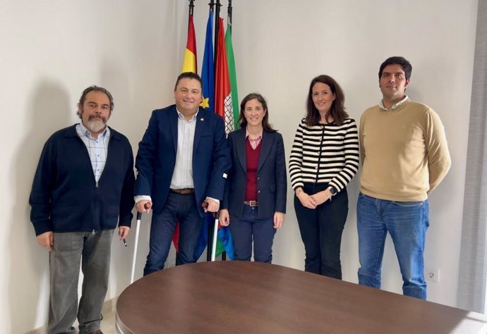 Cristina Casanueva (centro) con representantes del Ayuntamiento de Montemayor.