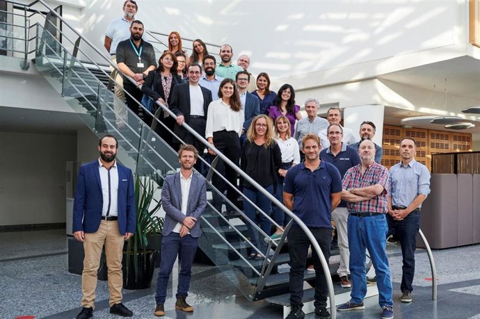 Equipo que participa en un proyecto de la UE para producir combustibles con microalgas para el transporte aéreo y mar