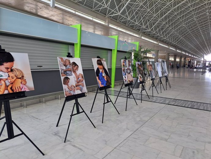 El Aeropuerto de Fuerteventura acoge una exposición fotográfica sobre la lactancia materna