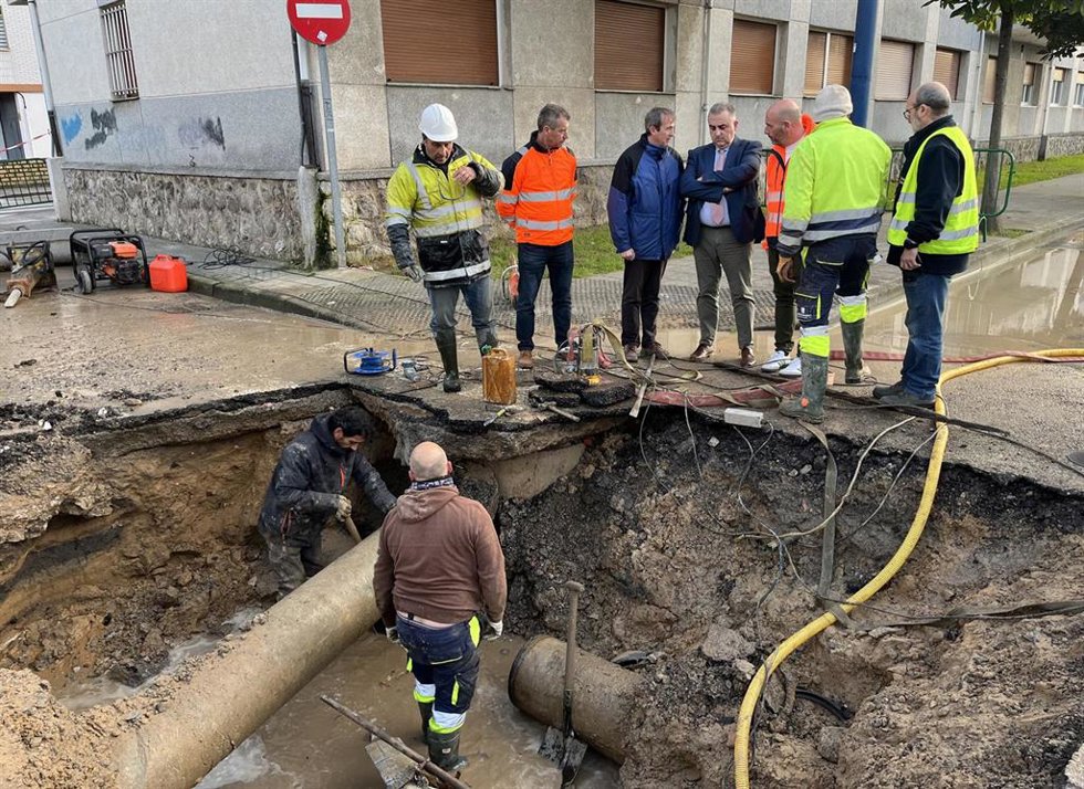 El consejero de Medio Ambiente, Roberto Media, visita la zona de Laredo donde este viernes se ha producido la rotura de la tubería