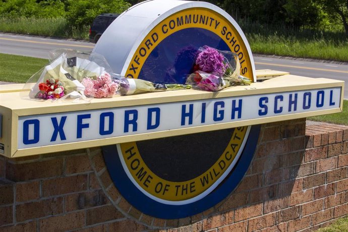 Archivo - Flores para conmemorar a las víctimas del tiroteo en el Oxford High en el estado de Michigan