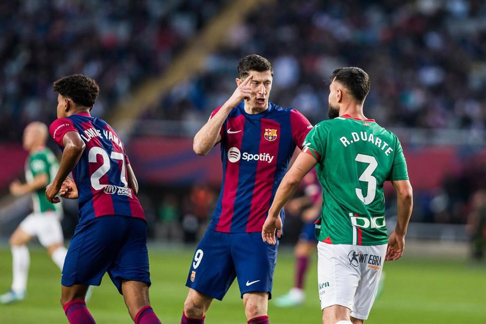 Archivo - Robert Lewandowski of FC Barcelona gestures during the Spanish league, La Liga EA Sports, football match played between FC Barcelona and Deportivo Alaves at Estadi Olimpic on November 12, 2023 in Barcelona, Spain.