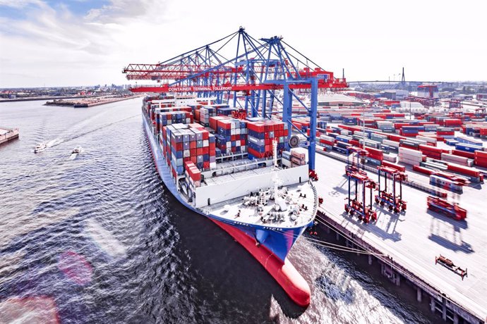 Archivo - Carguero de la naviera estatal china COSCO en el puerto de Hamburgo (Alemania).