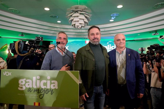 El presidente de Vox, Santiago Abascal, junto al candidato  de la formación a la Presidencia de la Xunta, Álvaro Díaz-Mella en un mitin