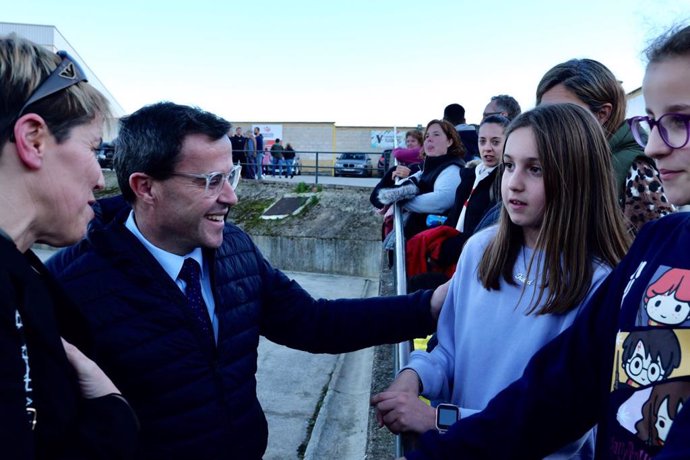 El presidente de la Diputación de Badajoz, Miguel Ángel Gallardo, saluda a una niña en el nuevo campo de fútbol de césped artificial de Monesterio.